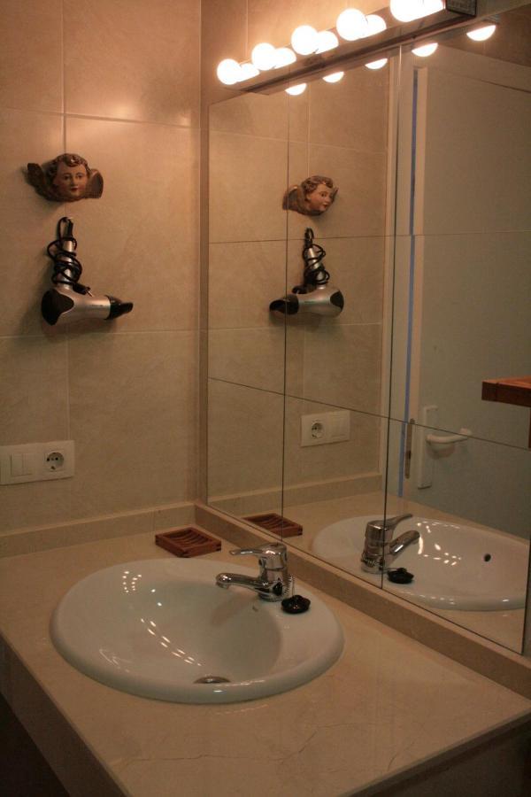 Apartamentos La Casa Pintada กาเซเรส ภายนอก รูปภาพ